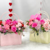 Fresh floral arrangement ~designed~ in an adorable purse! Purses come in ivory