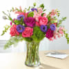 This bouquet evokes comfort and charm through its bright shades.
The variety of