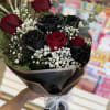Small bouquet with 4 roses in red and 4 roses in black!