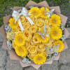 A bright, feel-good bouquet made to stand out.
Butter Yellow features a 25