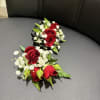 Softer red tones paired with white blooms for a gentle, romantic feel.