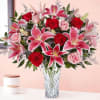 This chic grandeur bouquet is an ultimate romantic gift. A passionate allure