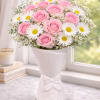 This simply and beautiful arrangement made with roses, daisy and baby's breath
