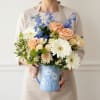 Surprise mom with the delicacy and freshness of this beautiful floral arrangement