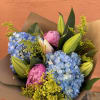 Simple and elegant, hydrengeas, lilies, mix greenery and more!
Hand wrapped bouquet 