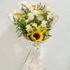 Bouquet de girasoles, rosas y hermosas flores de relleno.