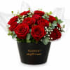 Un elegante arreglo floral dise&ntilde;ado con rosas rojas premium,delicado detalle para la