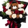 A playful, proud centerpiece for graduation celebrations: this flower arrangement pairs classic
