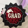 Elegante ramo de graduaci&oacute;n dise&ntilde;ado con rosas rojas premium y detalles florales