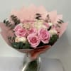 rosas rosadas y blancas con eucalipto, envoltura papel coreano y su respectivo