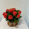 Canasta floral con flores frescas perfecta para transmitir buenos deseos
