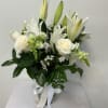 elegante arreglo en base de cristal con rosas y lirios 