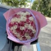 24 rosas  bancas /crema y rosadas con una envoltura moderna en