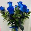 En base de agua con rosas azules y decoraci&oacute;n azul