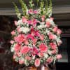 Arreglo Floral Premium con Lirios y Rosas en Base Decorativa 

Sorprende con