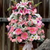 Arreglo floral elegante en tonos rosados con rosas, lirios, gerberas y margaritas