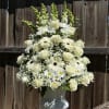 Elegante arreglo floral en tonos blancos dise&ntilde;ado con rosas, gerberas, margaritas y