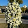  Cubre caja F&uacute;nebre Blanca con Rosas y Margaritas 

Expresa tus condolencias
