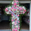  Cruz Floral F&uacute;nebre en Tonos Rosa y Blanco &ndash; Homenaje de