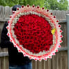 Rosas rojas frescas de alta calidad
Decoraci&oacute;n con flores blancas delicadas
Envoltura elegante con