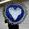 Majestuoso ramo de rosas azules en forma de coraz&oacute;n, creado para expresar