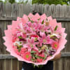 Impresionante ramo floral en tonos rosados elaborado con lirios, gerberas, claveles y
