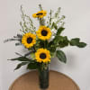 Hermosos girasoles en una base de cristal 