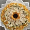 Bonche de  rosas amarillas y blancas con un sunflower.