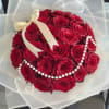 Pearl Embrace

Pearl Embrace features premium roses accented with an elegant pearl garland