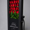 Black gift box with red roses and green leaves, labeled "Feliz aniversario"
