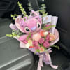 Ramo con flores mixtas incluyen:

Peluche Angel de Stitch
Rosas 
Lilies
Larkspur
Snapdragon/stock
Eucalipto True Blue/Cinerea
