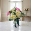 Delicado arreglo floral en tonos suaves es el detalle perfecto para celebrar