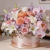 A graceful and luxurious floral arrangemen Take a walk in the gardens