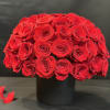 Round bouquet of red roses in a black vase