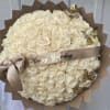 Sofisticado y elegante ramo compuesto por exquisitas rosas Blanca&rsquo;s premium, cuidadosamente seleccionadas