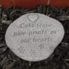Round stone plaque with a cat paw print message and heart engraving