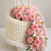 A soft and romantic floral cake designed with elegance in every detail.
