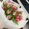 Arreglo de 20 tulipanes frescos en tonos suaves , elegantes y delicados.
