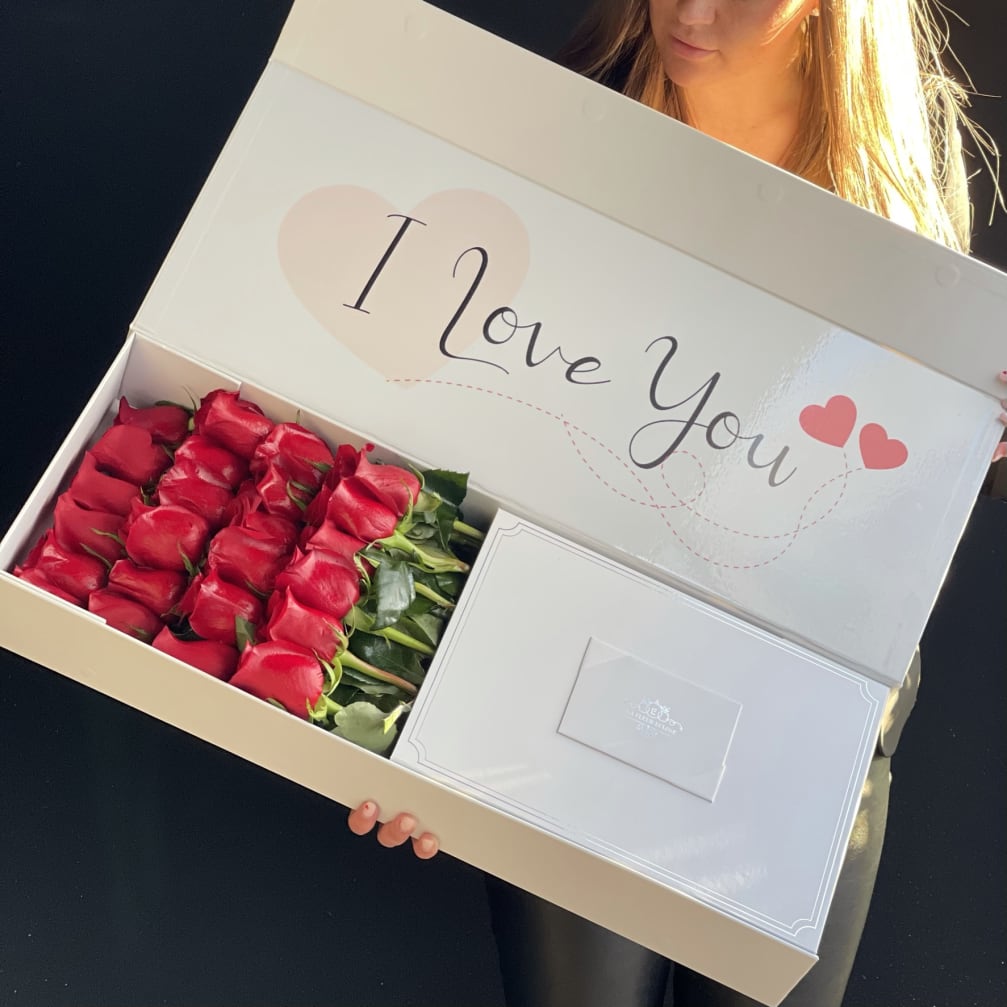 Box of red roses with an "I love you" message