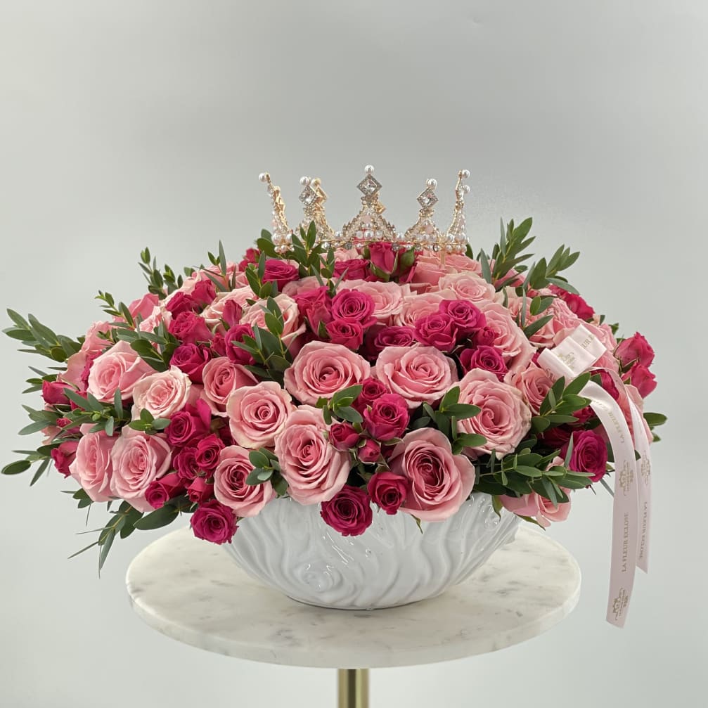 Shiny Vase with the Crown V