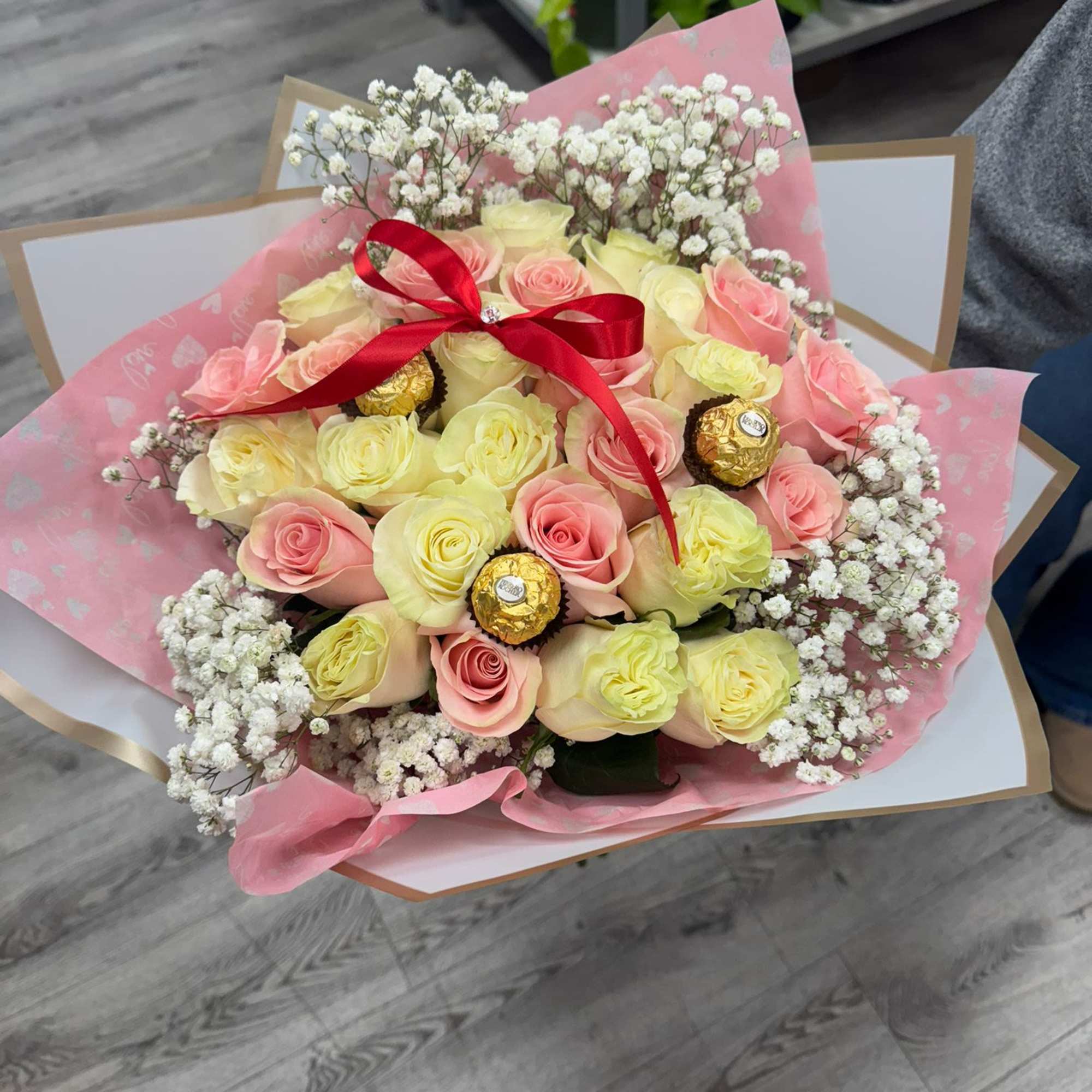 bouquet of 25 mix of white and light pink roses (Baby's-breath)