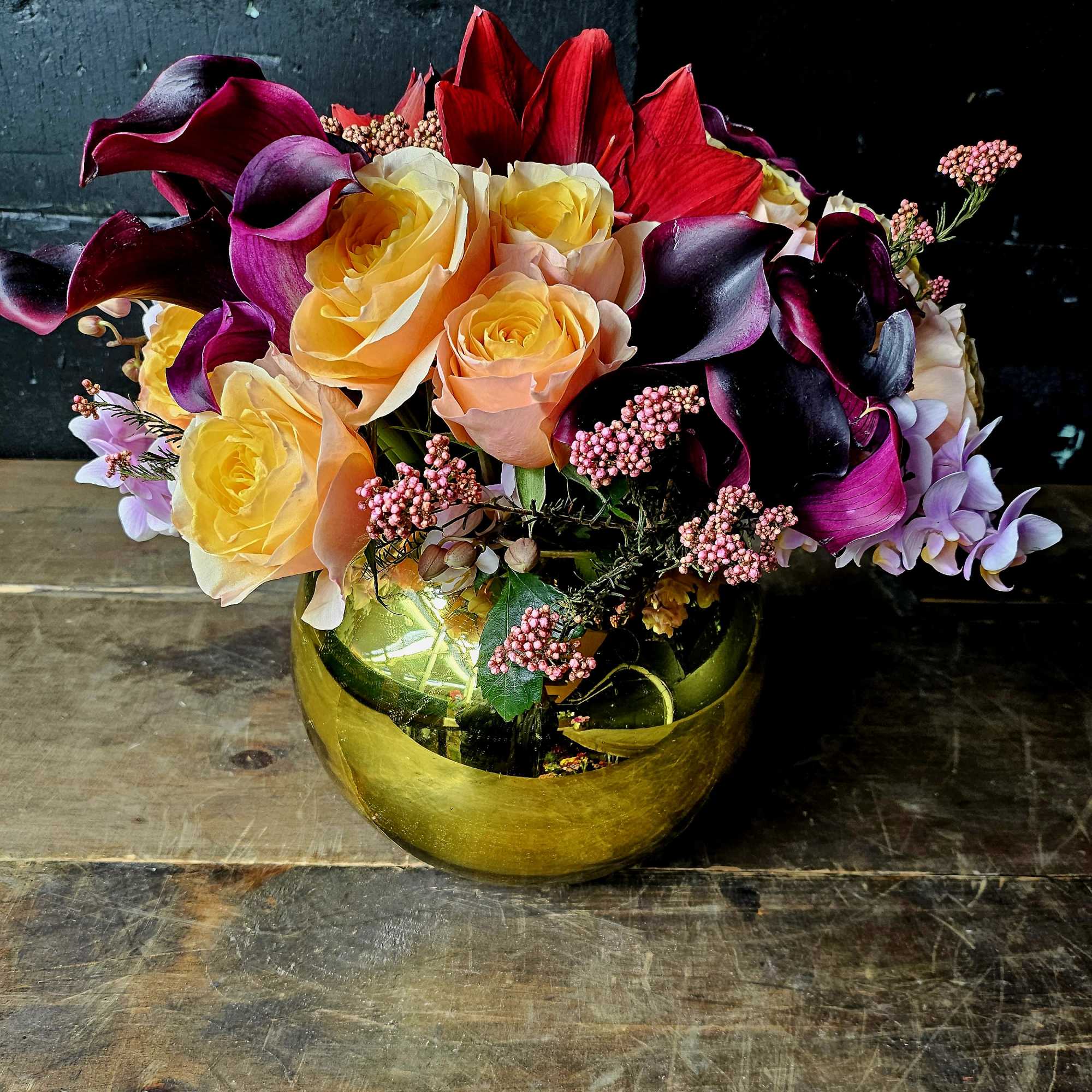 Bouquet of roses and calla lilies in a gold vase, photo 2 of 4