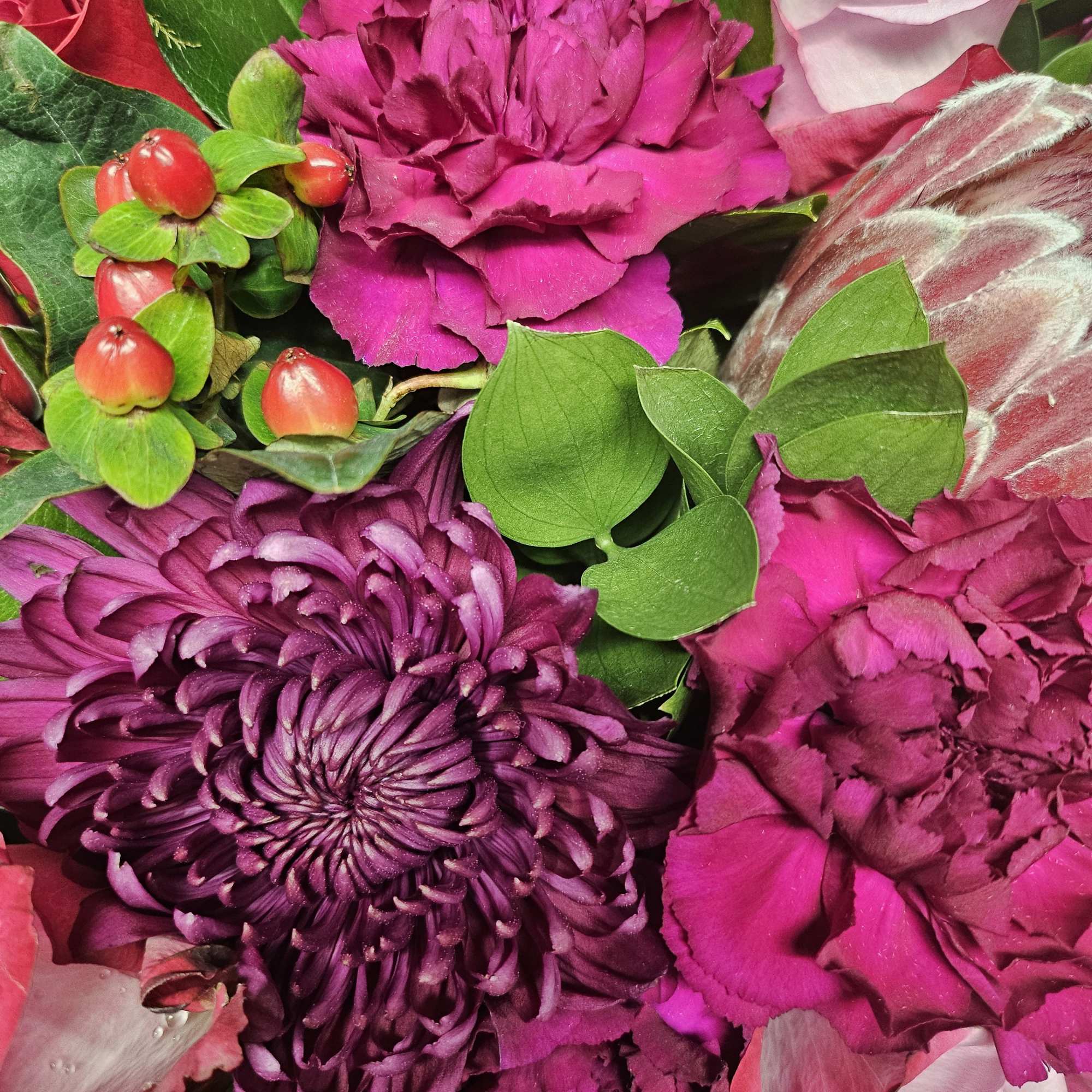 Make a bold statement with our "Radiant Romance" bouquet, designed to captivate
