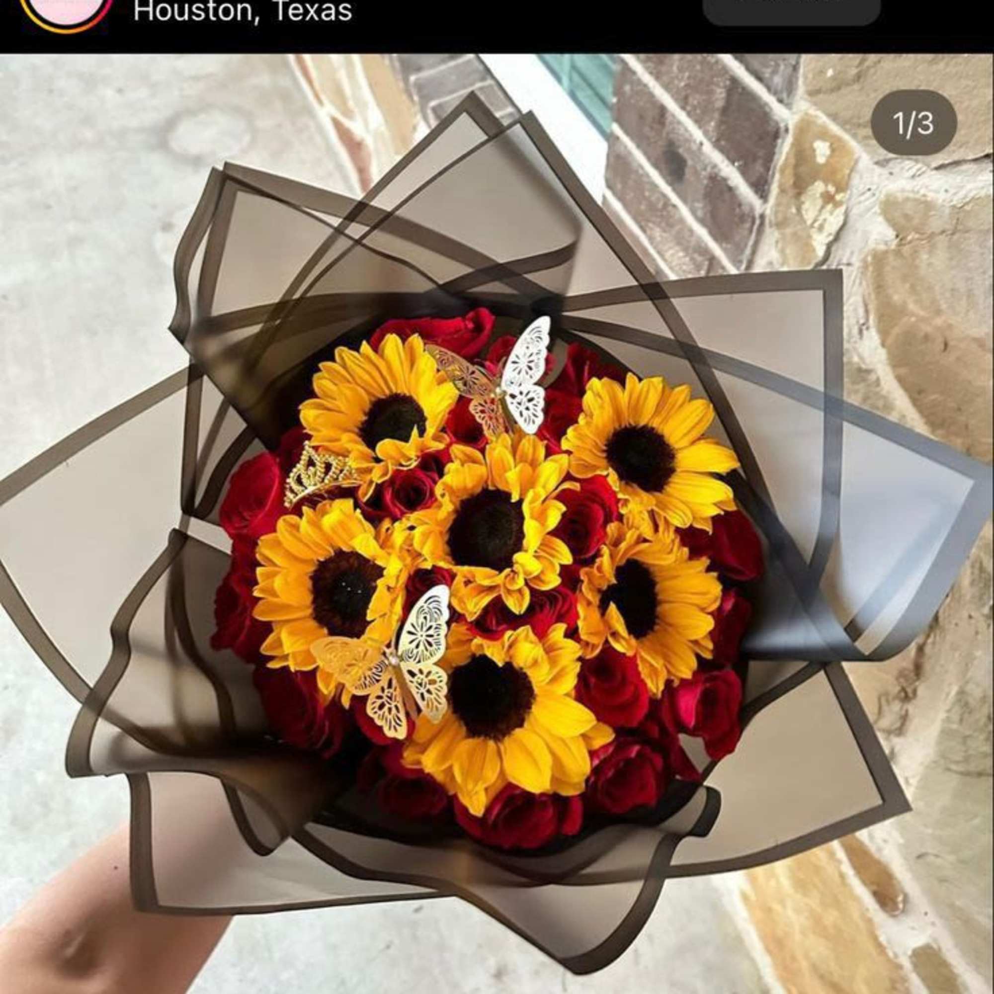 buchon elaborado con rosas rojas y girasoles