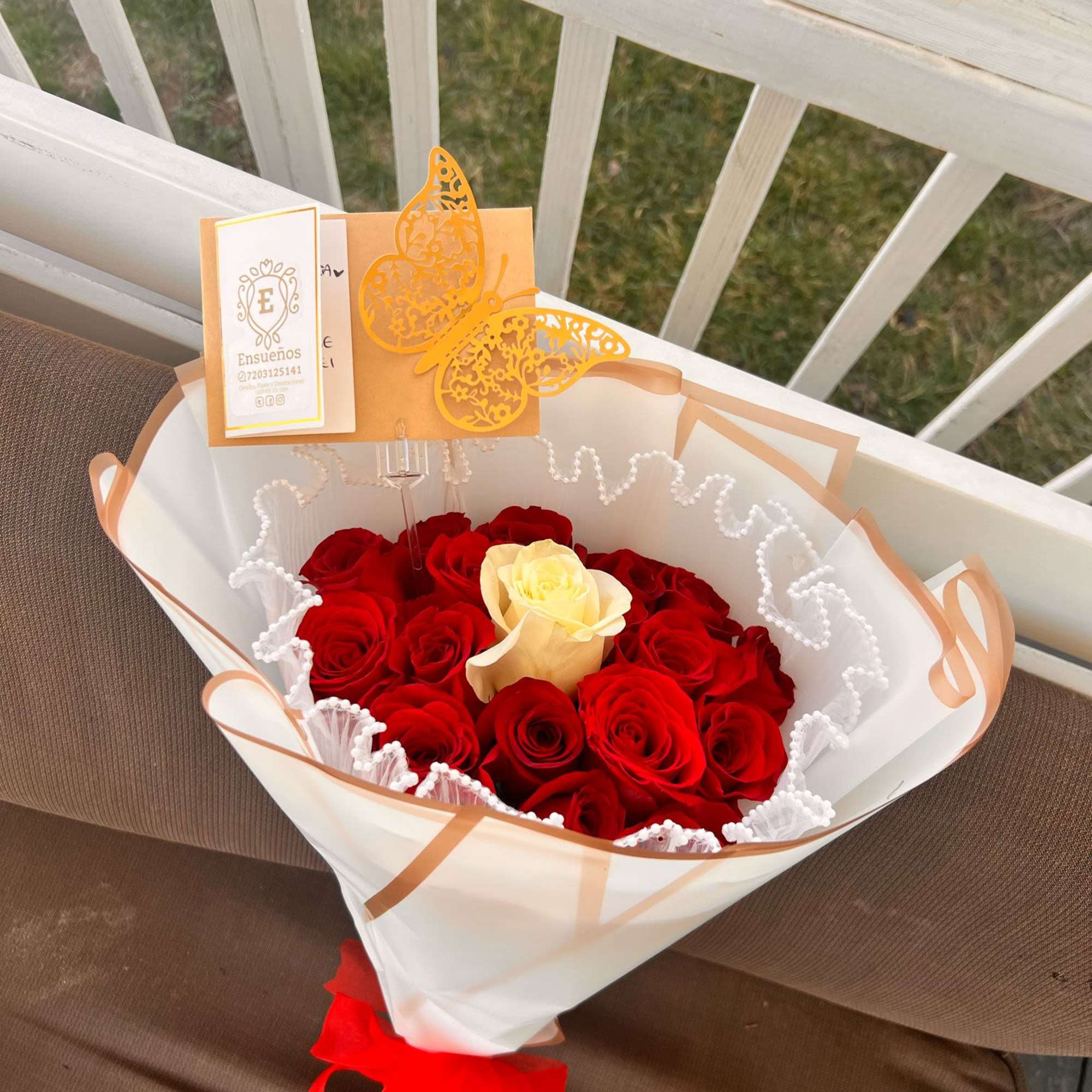 ramo de 16 rosas  rojas y una con un mensaje secreto