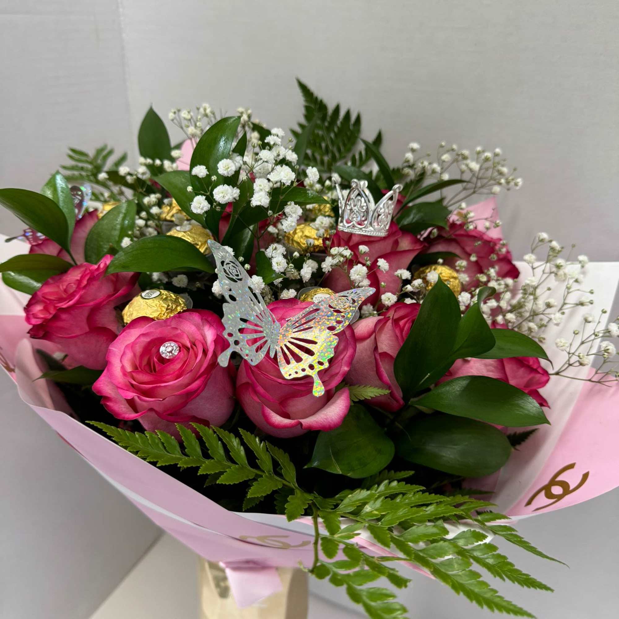 Pink roses bouquet with baby’s breath and decorative butterfly picks