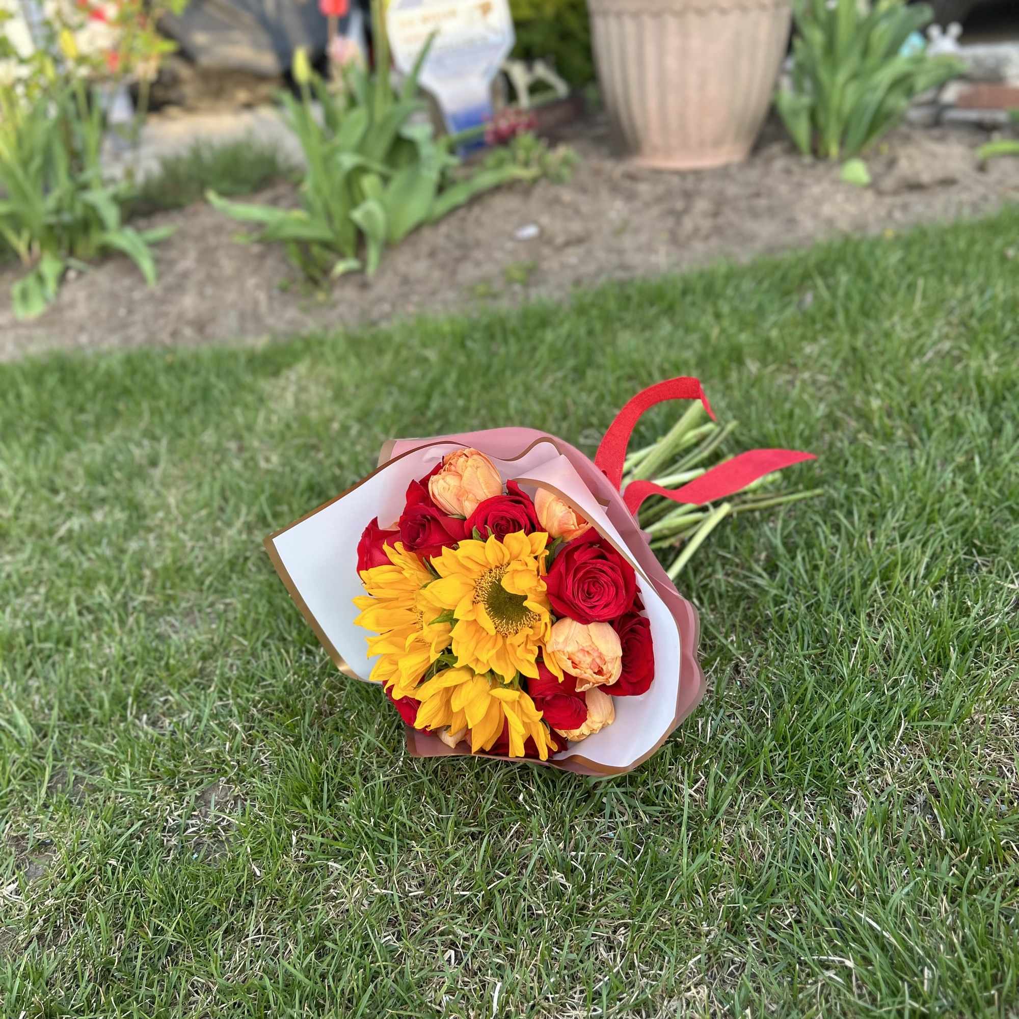 Este bouquet de roas rojas y girasoles simboliza agradecimiento a una persona