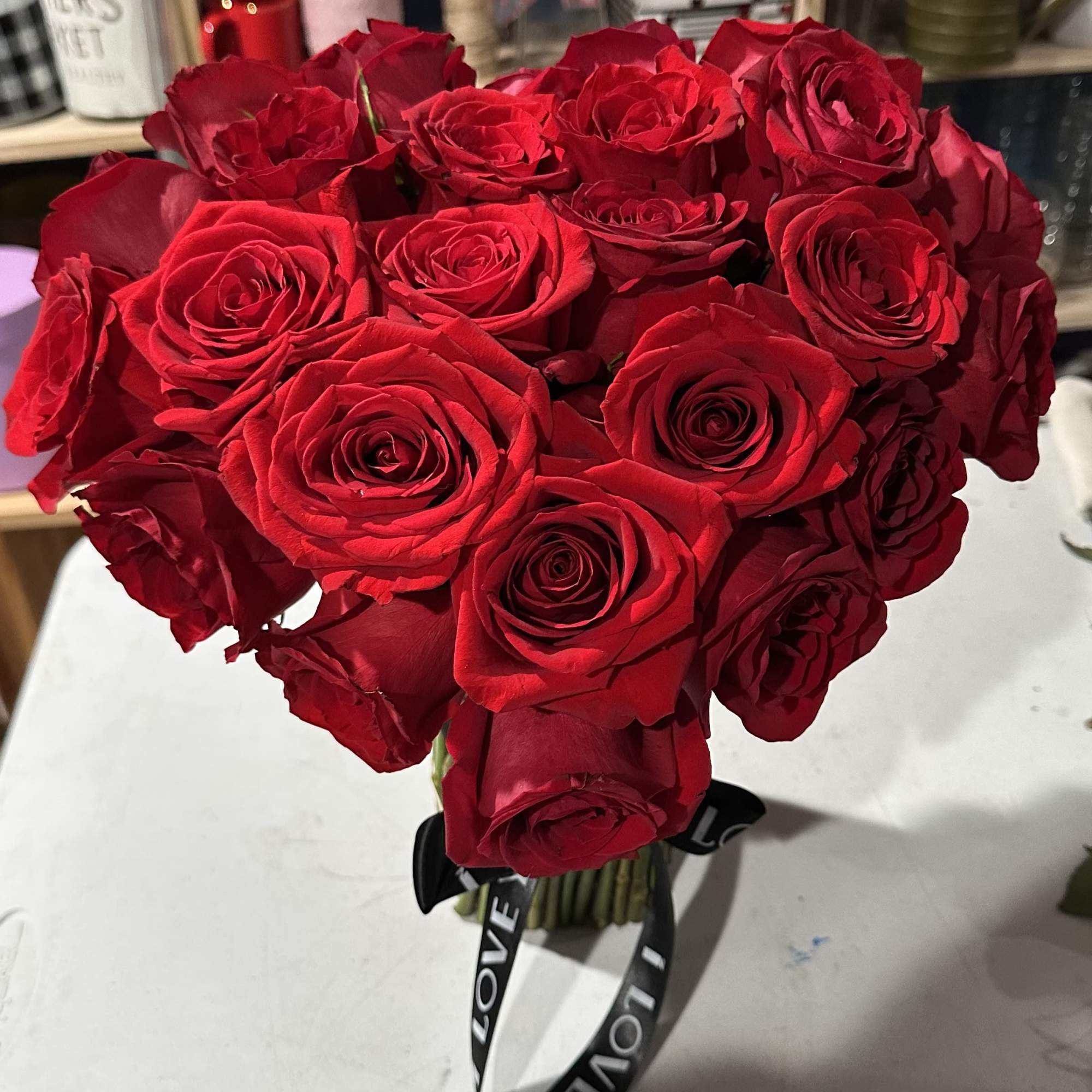 Rosas rojas en coraz&oacute;n simbolizan pasi&oacute;n el verdadero amor romance y deseo
Un