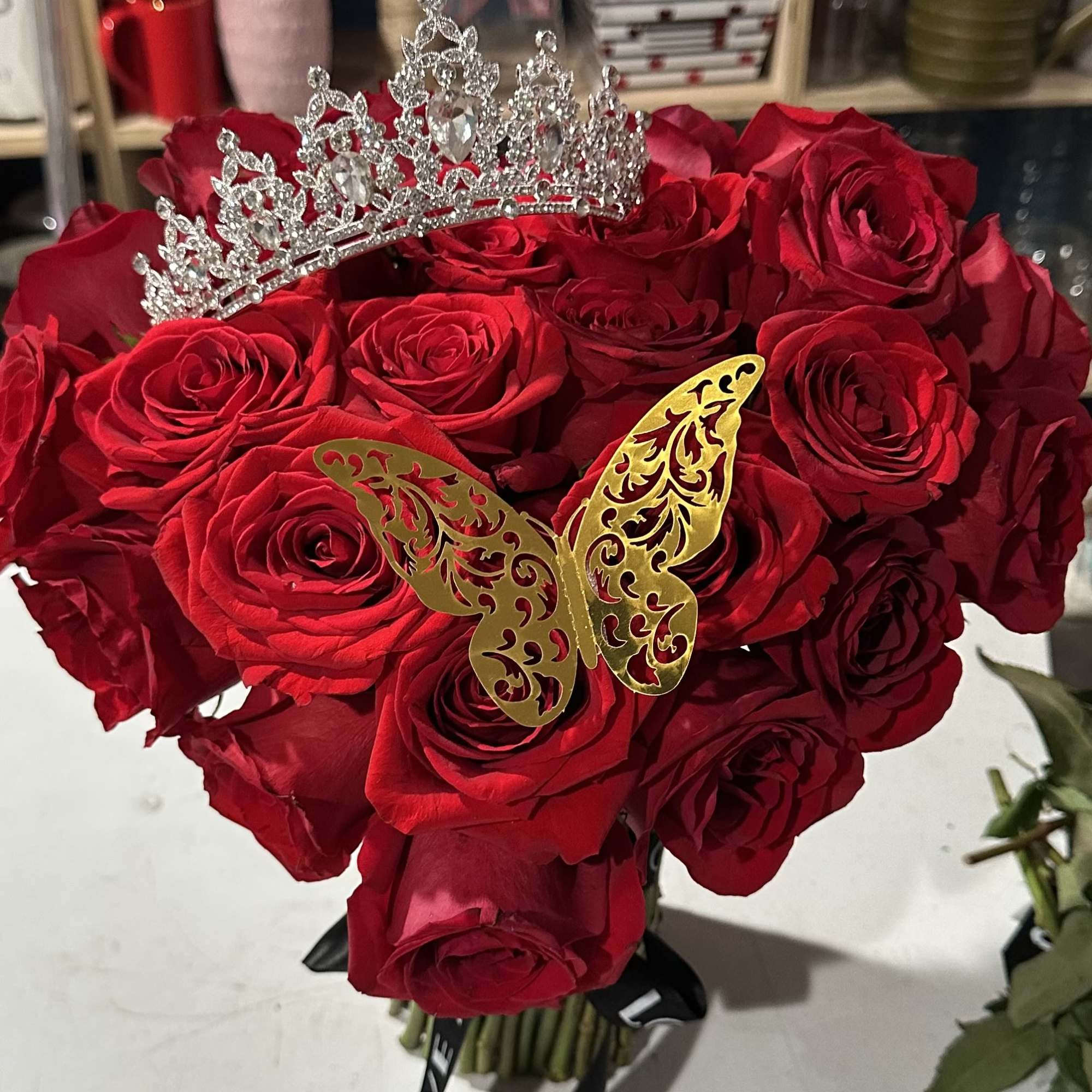 Rosas rojas en coraz&oacute;n simbolizan pasi&oacute;n el verdadero amor romance y deseo
Un