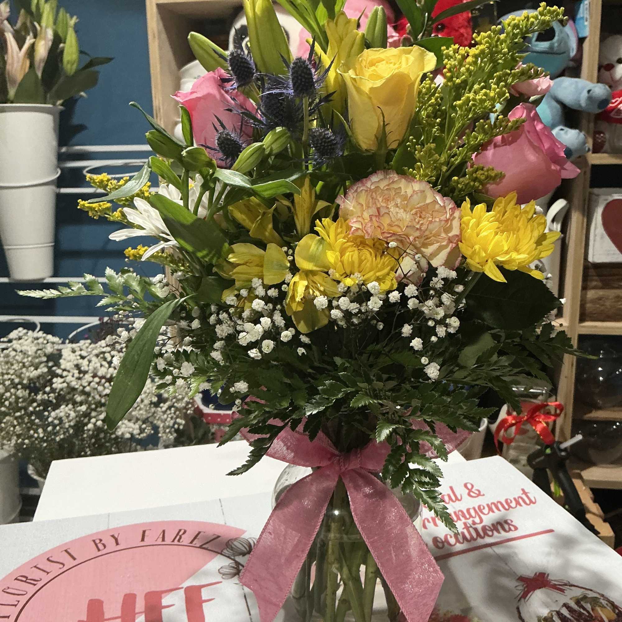 This floral arrangement between yellow and pink brings joy to your day